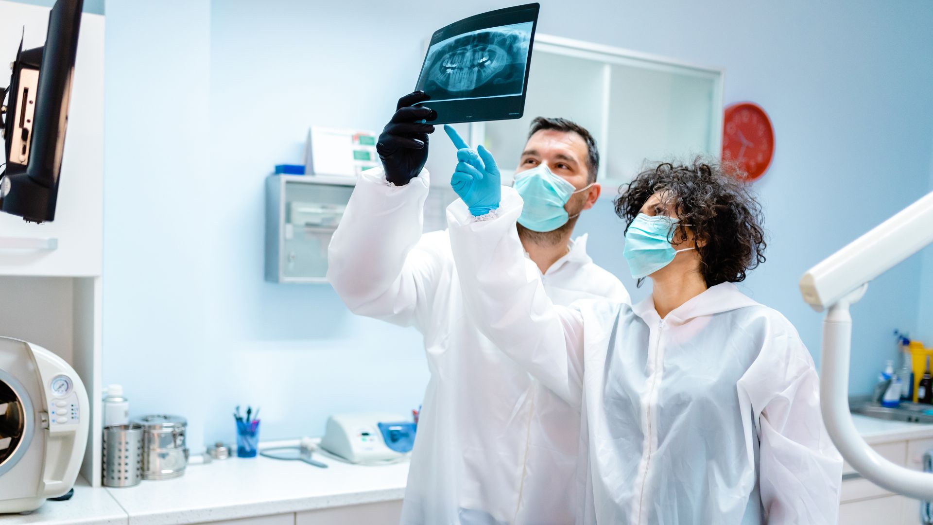 Chirurdzy stomatologiczni sprawdzają na prześwietleniu, czy u pacjenta występuje progenia.